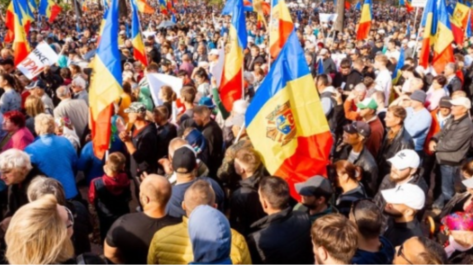 Μολδαβία: Χιλιάδες άνθρωποι διαδήλωσαν για τον υψηλό πληθωρισμό και τις αυξήσεις στις τιμές της ενέργειας και των καυσίμων, απαιτώντας την παραίτηση της πρόεδρου Σάντου